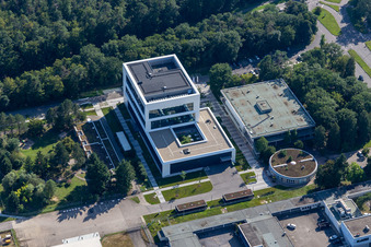 Vue aérienne de Bâtiment de recherche et complexe de bureaux « KIT Campus Nord » avec ZEISS Innovation Hub @KIT et succursale BBBank eG Eggenstein-Leopoldshafen à le quartier Leopoldshafen in Eggenstein-Leopoldshafen dans le département Bade-Wurtemberg, Allemagne