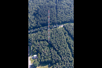 Vue aérienne de Tour de mesure de la contamination radioactive de l'air au KIT Campus Nord (anciennement Centre de recherche nucléaire de Karlsruhe) dans la forêt de Hardtwald à le quartier Leopoldshafen in Eggenstein-Leopoldshafen dans le département Bade-Wurtemberg, Allemagne