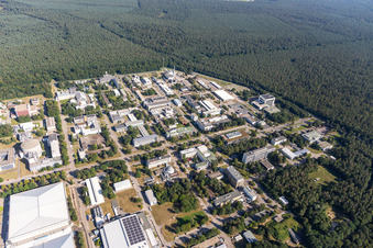 Vue aérienne de Campus Nord du KIT avec Leopoldshafener Allee à le quartier Leopoldshafen in Eggenstein-Leopoldshafen dans le département Bade-Wurtemberg, Allemagne