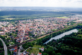 Vue aérienne de Huttenheimer Straße et Prestelsee à le quartier Neudorf in Graben-Neudorf dans le département Bade-Wurtemberg, Allemagne