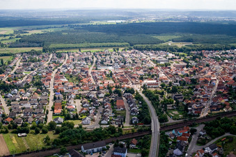 Vue aérienne de Pont ferroviaire de Huttenheimer Landstraße à le quartier Neudorf in Graben-Neudorf dans le département Bade-Wurtemberg, Allemagne