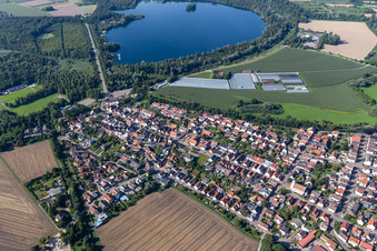 Vue aérienne de À la gravière de Mittelgrund à le quartier Leopoldshafen in Eggenstein-Leopoldshafen dans le département Bade-Wurtemberg, Allemagne