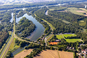 Vue aérienne de Zones riveraines du Leopoldshafen avec courts de tennis du TC Leopoldshafen et terrain en herbe du club de football Leopoldshafen 1936 eV sur l'Altrhein dans une zone boisée à le quartier Leopoldshafen in Eggenstein-Leopoldshafen dans le département Bade-Wurtemberg, Allemagne