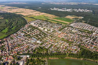 Vue aérienne de Vue des rues et des maisons dans les quartiers résidentiels à le quartier Leopoldshafen in Eggenstein-Leopoldshafen dans le département Bade-Wurtemberg, Allemagne