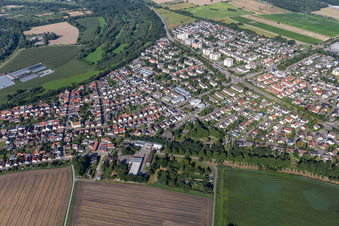 Photographie aérienne de Vue des rues et des maisons dans les quartiers résidentiels à le quartier Leopoldshafen in Eggenstein-Leopoldshafen dans le département Bade-Wurtemberg, Allemagne