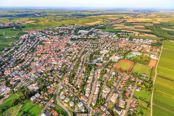 Vue aérienne de Vue d'ensemble de la ville depuis le sud-ouest à Bad Bergzabern dans le département Rhénanie-Palatinat, Allemagne