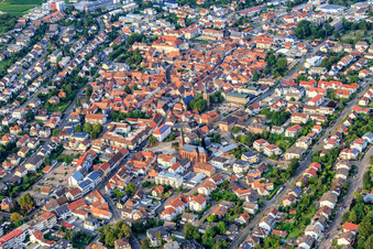 Vue aérienne de Vue d'ensemble de la ville depuis le sud-ouest avec Ludwigsplatz, Weinstraße et Sparkasse à Bad Bergzabern dans le département Rhénanie-Palatinat, Allemagne