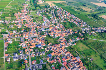 Vue aérienne de Vue du village viticole depuis l'ouest à Oberotterbach dans le département Rhénanie-Palatinat, Allemagne