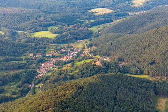 Vue oblique de Château de Berwartstein à Erlenbach bei Dahn dans le département Rhénanie-Palatinat, Allemagne