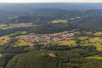 Vue aérienne de Château de Drachenfels il y a Busenberg à Busenberg dans le département Rhénanie-Palatinat, Allemagne