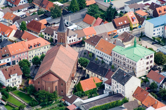 Vue aérienne de Église Saint-Jodokus au centre du village à le quartier Wiesental in Waghäusel dans le département Bade-Wurtemberg, Allemagne