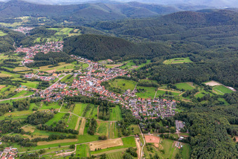 Vue aérienne de Du nord-ouest à le quartier Gossersweiler in Gossersweiler-Stein dans le département Rhénanie-Palatinat, Allemagne