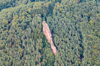 Vue aérienne de Rochers d'escalade d'Asselstein à Annweiler am Trifels dans le département Rhénanie-Palatinat, Allemagne