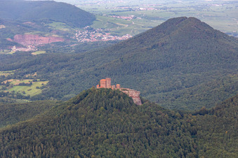 Vue oblique de Château de Trifels à le quartier Bindersbach in Annweiler am Trifels dans le département Rhénanie-Palatinat, Allemagne