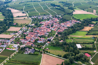 Vue d'oiseau de Quartier Heuchelheim in Heuchelheim-Klingen dans le département Rhénanie-Palatinat, Allemagne