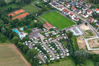 Vue aérienne de Camping Klingbachtal avec caravanes et tentes et piscine extérieure à Billigheim-Ingenheim à le quartier Klingen in Heuchelheim-Klingen dans le département Rhénanie-Palatinat, Allemagne