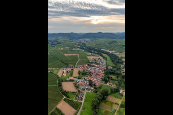 Quartier Klingen in Heuchelheim-Klingen dans le département Rhénanie-Palatinat, Allemagne du point de vue du drone