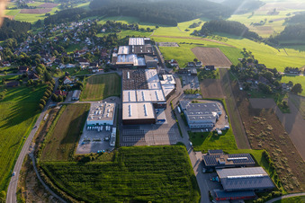 Photographie aérienne de Site de l'usine Saier Verpackungstechnik à le quartier Peterzell in Alpirsbach dans le département Bade-Wurtemberg, Allemagne