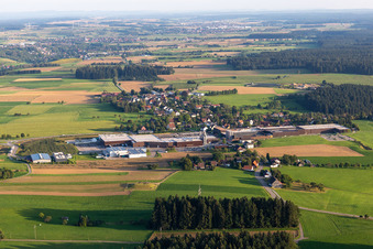 Vue aérienne de GFV Verschlusstechnik GmbH & Co. KG, SAIER Verpackungstechnik GmbH & Co. KG, Arp GmbH & Co. KG à le quartier Peterzell in Alpirsbach dans le département Bade-Wurtemberg, Allemagne