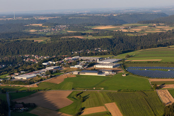 Vue aérienne de Zone industrielle et commerciale le long de la Hummelbühlstraße à Betzweiler à le quartier Betzweiler in Loßburg dans le département Bade-Wurtemberg, Allemagne