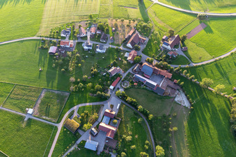 Vue aérienne de Vingt-quatre cours à le quartier Äußerer Vogelsberg in Loßburg dans le département Bade-Wurtemberg, Allemagne