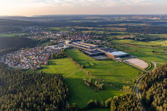 Vue aérienne de Vue de la ville du centre-ville à Loßburg dans le département Bade-Wurtemberg, Allemagne