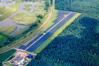 Vue aérienne de Premier système photovoltaïque en plein air à le quartier Oberhausen in Oberhausen-Rheinhausen dans le département Bade-Wurtemberg, Allemagne