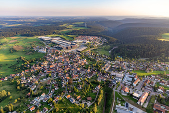Vue aérienne de Zone urbaine avec périphérie et centre-ville en Forêt-Noire à Loßburg dans le département Bade-Wurtemberg, Allemagne