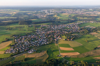 Vue aérienne de Vue de la ville en bordure des champs agricoles et des terres agricoles en Dietersweiler à le quartier Dietersweiler in Freudenstadt dans le département Bade-Wurtemberg, Allemagne