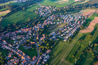 Vue aérienne de Vue de la ville en bordure des champs agricoles et des terres agricoles en Wittlensweiler à le quartier Wittlensweiler in Freudenstadt dans le département Bade-Wurtemberg, Allemagne