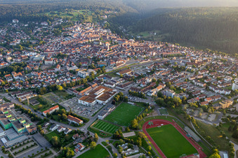 Vue aérienne de Zone urbaine avec périphérie et centre-ville à Freudenstadt dans le département Bade-Wurtemberg, Allemagne