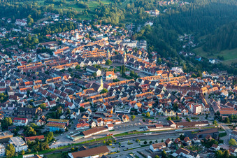 Vue aérienne de Le plus grand marché d'Allemagne à Freudenstadt dans le département Bade-Wurtemberg, Allemagne