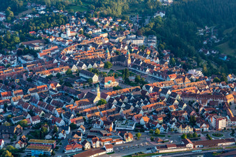 Vue aérienne de Le plus grand marché d'Allemagne à Freudenstadt dans le département Bade-Wurtemberg, Allemagne