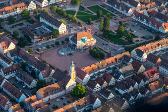 Vue aérienne de Hôtel de ville de l'administration municipale sur la place du marché au centre-ville à Freudenstadt dans le département Bade-Wurtemberg, Allemagne