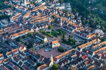 Photographie aérienne de Hôtel de ville de l'administration municipale sur la place du marché au centre-ville à Freudenstadt dans le département Bade-Wurtemberg, Allemagne