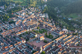 Vue oblique de Hôtel de ville de l'administration municipale sur la place du marché au centre-ville à Freudenstadt dans le département Bade-Wurtemberg, Allemagne