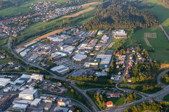 Vue aérienne de Zone industrielle et commerciale Alte-Post-Straße à le quartier Wittlensweiler in Freudenstadt dans le département Bade-Wurtemberg, Allemagne