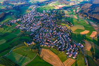 Vue aérienne de Vue de la ville en bordure des champs agricoles et des terres agricoles en Dietersweiler à le quartier Dietersweiler in Freudenstadt dans le département Bade-Wurtemberg, Allemagne