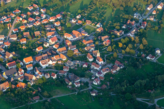 Vue aérienne de Vue du village en bordure des champs agricoles et des terres agricoles à Wittendorf dans la Forêt-Noire à le quartier Wittendorf in Loßburg dans le département Bade-Wurtemberg, Allemagne