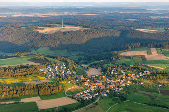 Vue aérienne de Des zones forestières et des bois entourent la zone d'implantation du village en Fürnsal à le quartier Fürnsal in Dornhan dans le département Bade-Wurtemberg, Allemagne