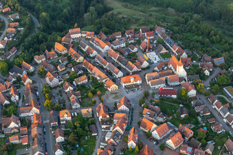 Vue aérienne de Vue des rues et des maisons dans les quartiers résidentiels à Dornhan dans le département Bade-Wurtemberg, Allemagne