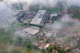 Vue aérienne de Usine sous les nuages : Béton - Éléments préfabriqués - Union GmbH & Co. KG ; Schwäbische Werkzeugmaschinen GmbH, KMS Automation GmbH à le quartier Waldmössingen in Schramberg dans le département Bade-Wurtemberg, Allemagne