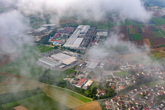 Vue aérienne de Usine sous les nuages : Béton - Éléments préfabriqués - Union GmbH & Co. KG ; Schwäbische Werkzeugmaschinen GmbH, KMS Automation GmbH à le quartier Waldmössingen in Schramberg dans le département Bade-Wurtemberg, Allemagne