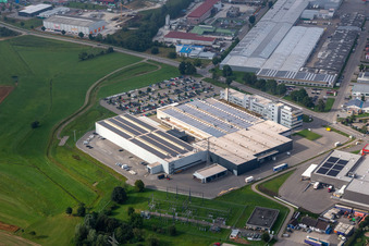 Vue aérienne de Zone industrielle et commerciale en béton préfabriqué - Union GmbH & Co. KG ; Schwäbische Werkzeugmaschinen GmbH, KMS Automation GmbH à le quartier Waldmössingen in Schramberg dans le département Bade-Wurtemberg, Allemagne