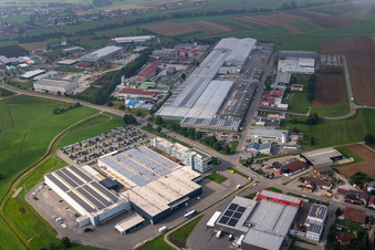 Vue aérienne de Zone industrielle et commerciale en béton préfabriqué - Union GmbH & Co. KG ; Schwäbische Werkzeugmaschinen GmbH, KMS Automation GmbH à le quartier Waldmössingen in Schramberg dans le département Bade-Wurtemberg, Allemagne