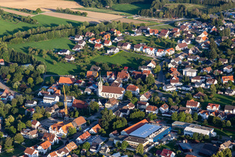 Vue aérienne de Bâtiment d'église au centre du village à Villingendorf dans le département Bade-Wurtemberg, Allemagne