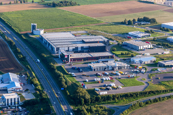 Vue aérienne de Locaux d'entreprise de la zone industrielle d'Albring : BAH Personaldienste GmbH, Bucher Stahlhandel GmbH, Schöler Fördertechnik AG avec halls, bâtiments d'entreprise et installations de production à Zimmern ob Rottweil dans le département Bade-Wurtemberg, Allemagne