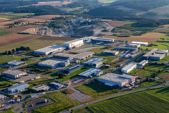 Vue aérienne de Zone industrielle de Schwarzwaldring : FRISTO GETRÄNKEMARKT GmbH, Maschinenfabrik Berthold Hermle AG, RAMPF Production Systems GmbH & Co.KG, Bucher KG, TEMA Transport & Logistik GmbH, VTS GmbH Kunststoffe, Ventes et Techno-Service à Zimmern ob Rottweil dans le département Bade-Wurtemberg, Allemagne