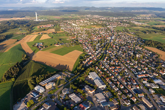 Vue aérienne de Vue des rues et des maisons dans les quartiers résidentiels à Zimmern ob Rottweil dans le département Bade-Wurtemberg, Allemagne