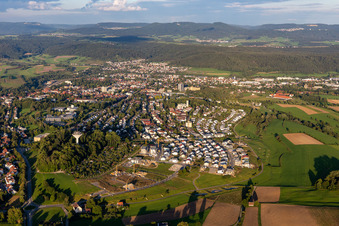 Vue aérienne de Zone urbaine avec périphérie et centre-ville à Rottweil dans le département Bade-Wurtemberg, Allemagne